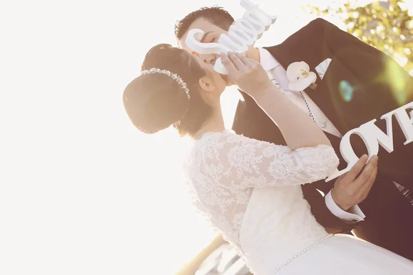 Bride and groom on their wedding day — Stock Photo, Image