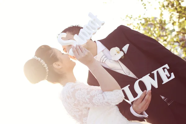 Braut und Bräutigam am Hochzeitstag — Stockfoto