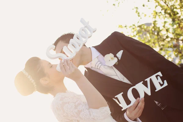 Menyasszony és vőlegény az esküvő napján — Stock Fotó