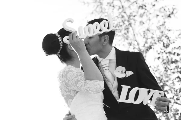 Noiva e noivo em seu dia de casamento — Fotografia de Stock