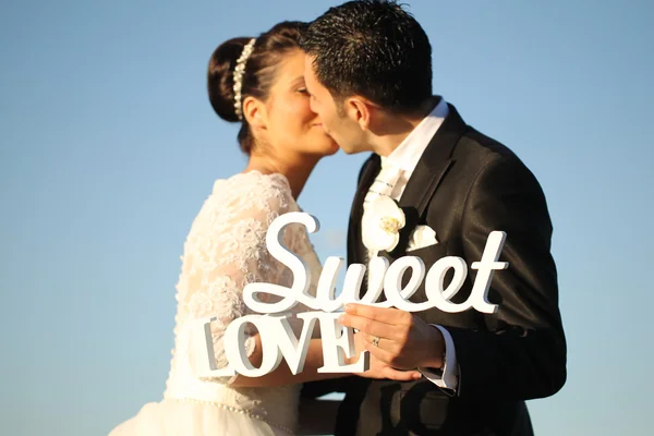 Bride and groom on their wedding day — Stock Photo, Image