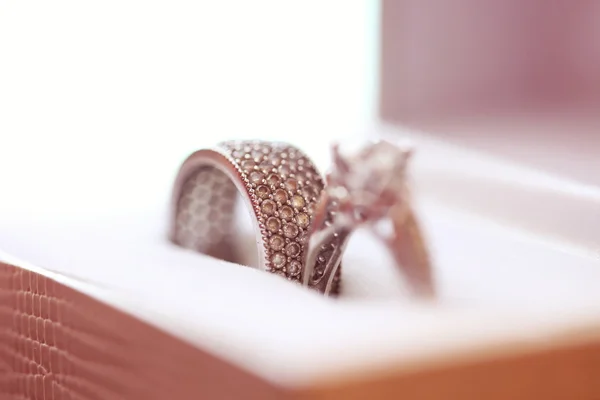 Beautiful wedding rings with diamonds — Stock Photo, Image