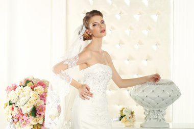 Bir beyaz muhteşem gelin odası, poz