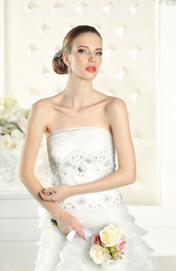 Bir beyaz muhteşem gelin odası, poz