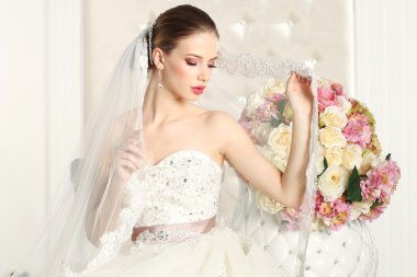 Bir beyaz muhteşem gelin odası, poz