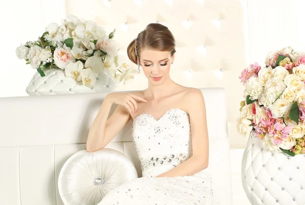 Wunderschöne Braut in einem weißen Raum, posiert — Stockfoto