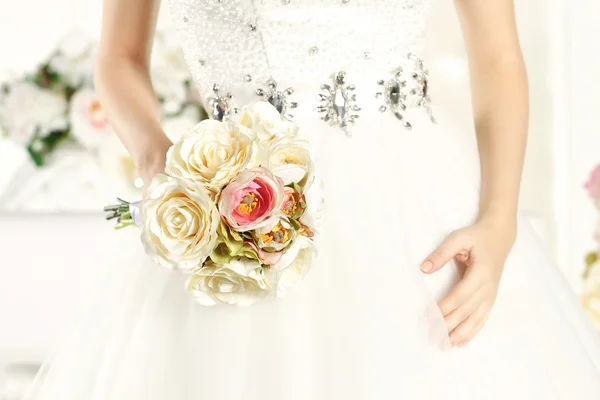 Руки невесты с красивым букетом — стоковое фото