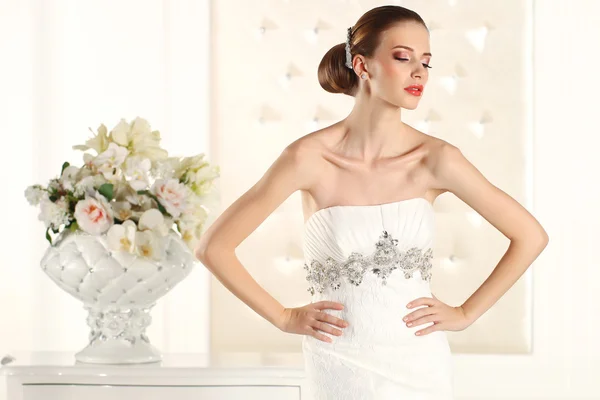 Magnifique mariée dans une chambre blanche, posant — Photo