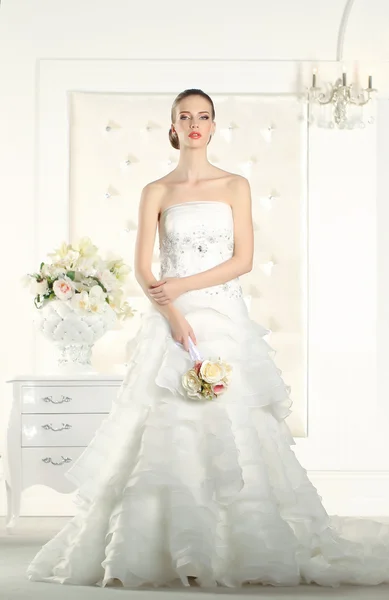 Linda noiva em um quarto branco, posando — Fotografia de Stock