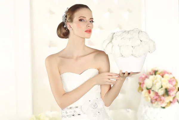 Splendida sposa in una stanza bianca, in posa — Foto Stock