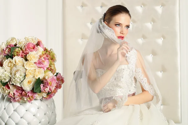 Splendida sposa in una stanza bianca, in posa — Foto Stock
