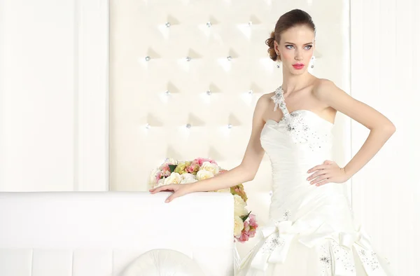 Gyönyörű menyasszony fehér szoba, jelentő — Stock Fotó