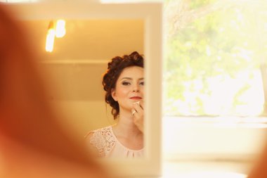 Güzel kadın düğün günü için hazırlanıyor