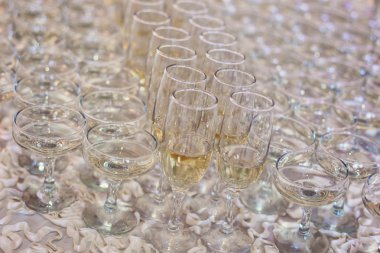 Birçok bardak şarap masada