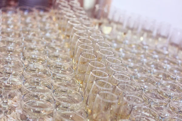 Muitos copos de vinho na mesa — Fotografia de Stock