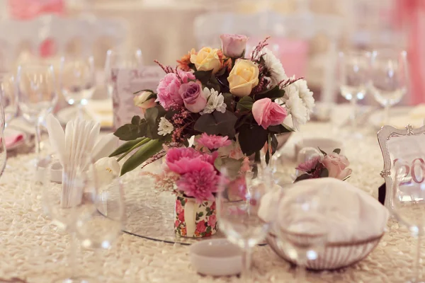 Vackert dekorerade bröllops bord med blommor och herr & fru brev — Stockfoto