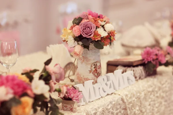 Vackert inredda Bröllops bord med blommor och herr & fru bokstäver — Stockfoto