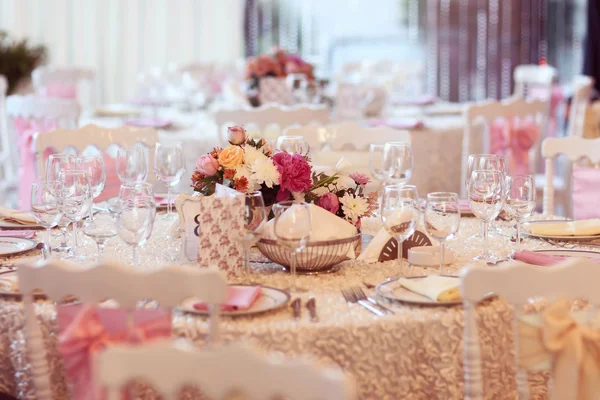 Όμορφα διακοσμημένο τραπέζι γάμου με κίοσκια — Φωτογραφία Αρχείου