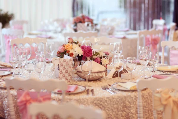 Mesa de boda bellamente decorada — Foto de Stock