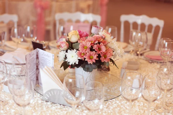 Magnifiquement décoré table de mariage — Photo
