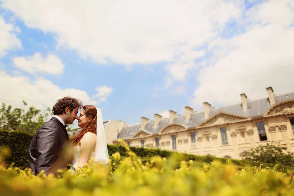 Жених и невеста на голубом небе в Париже, Франция — стоковое фото