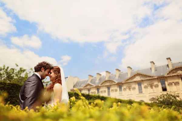 Жених и невеста на голубом небе в Париже, Франция — стоковое фото