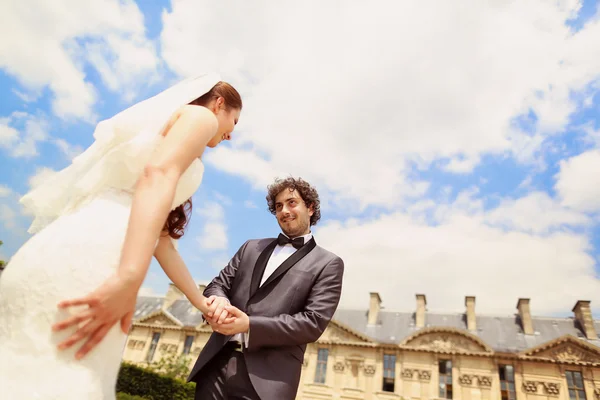 新娘和新郎在蔚蓝的天空，在巴黎，法国 — 图库照片