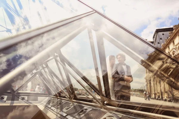 Bride and groom in Paris — Stock Photo, Image