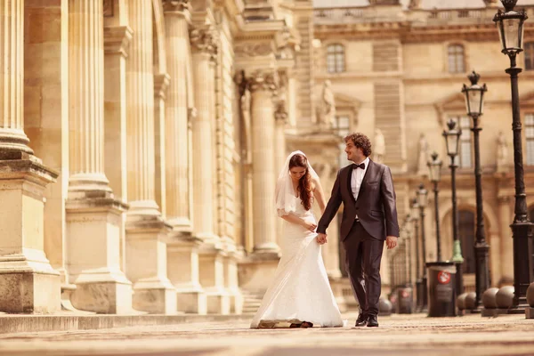 Braut und Bräutigam beim Spaziergang in Paris — Stockfoto