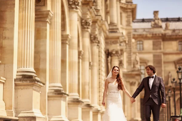 Νύφη και γαμπρός περπάτημα στο Παρίσι — Φωτογραφία Αρχείου