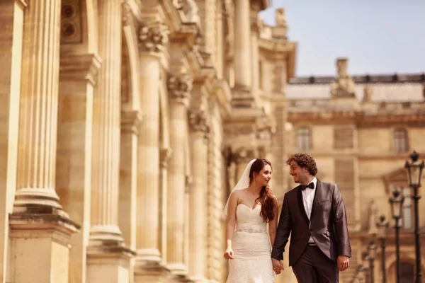 Bruden och brudgummen promenader i Paris — Stockfoto