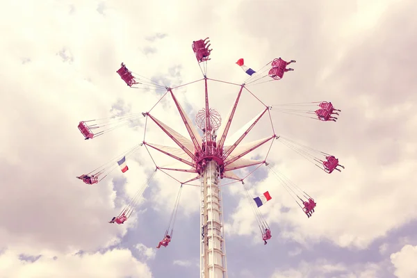 Swing ride at amusement park photographed from below — Stock Photo, Image