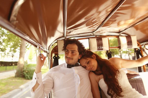 Bride and groom in a car in Paris, France — Stock Photo, Image