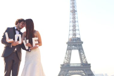Gelin ve damat aşk mektupları Paris, Fransa'da onların elinde tutan