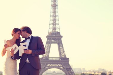 Gelin ve damat aşk mektupları Paris, Fransa'da onların elinde tutan