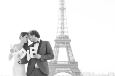 Gelin ve damat aşk mektupları Paris, Fransa'da onların elinde tutan