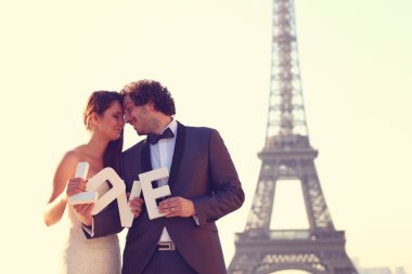 Gelin ve damat aşk mektupları Paris, Fransa'da onların elinde tutan