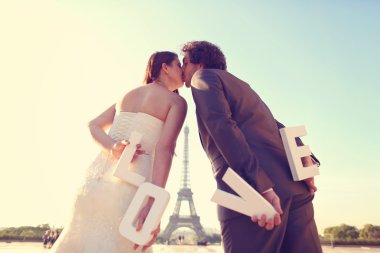 Gelin ve damat aşk mektupları Paris, Fransa'da onların elinde tutan