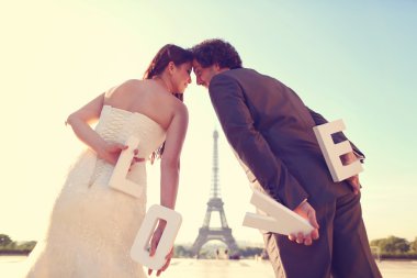 Gelin ve damat aşk mektupları Paris, Fransa'da onların elinde tutan