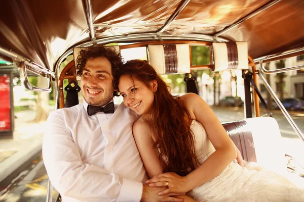 Bruid en bruidegom in een auto in Parijs, Frankrijk — Stockfoto