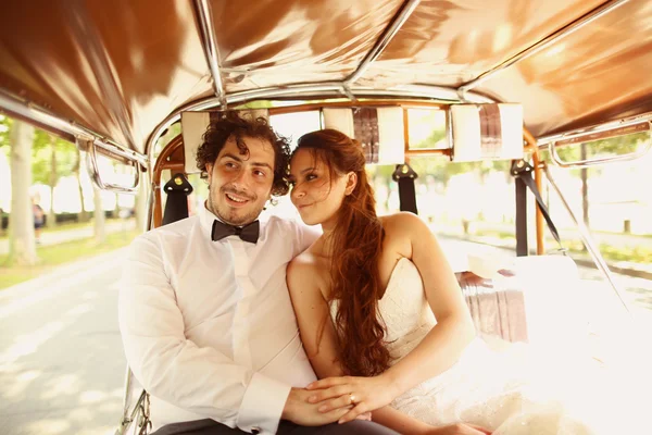 Bride and groom in a car in Paris, France — Stock Photo, Image