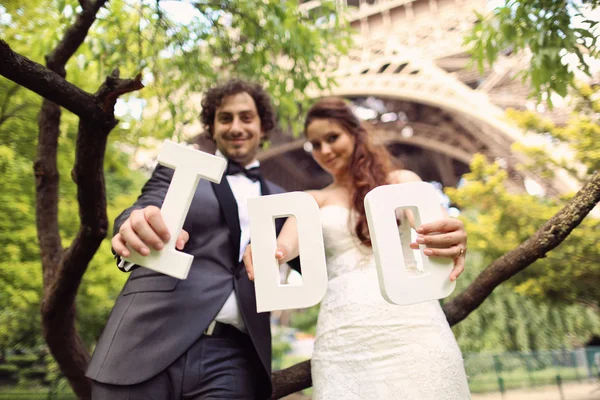 Gelin ve damat holding ben harfler de onların el Eiffel tower yakınındaki — Stok fotoğraf