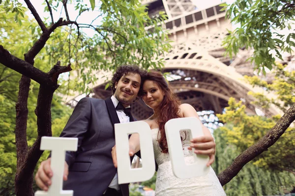 Gelin ve damat holding ben harfler de onların el Eiffel tower yakınındaki — Stok fotoğraf