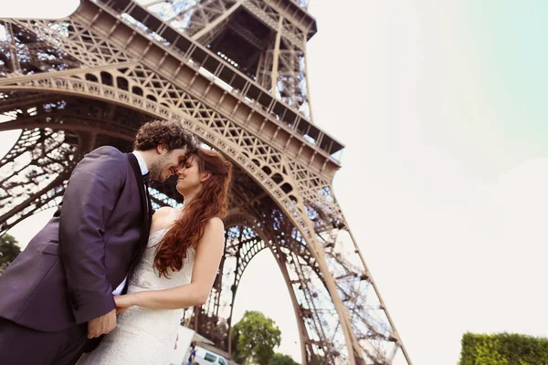 Sposo e sposo vicino alla torre Eiffel — Foto Stock