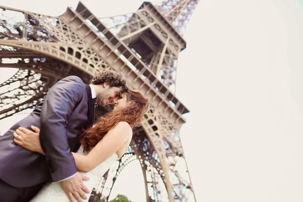 Bride and groom near Eiffel tower — Stock Photo, Image