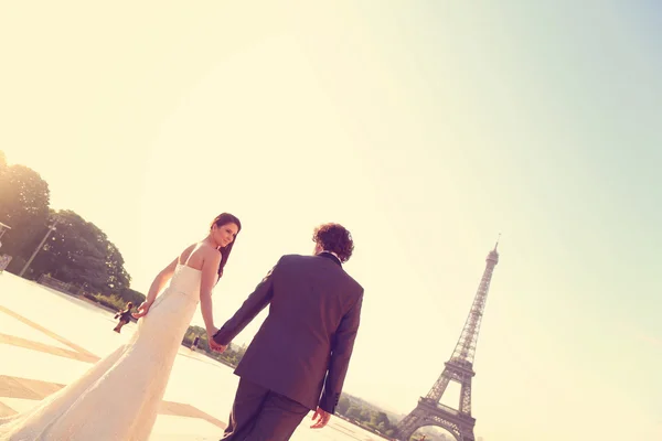 Sposo e sposo vicino alla torre Eiffel — Foto Stock