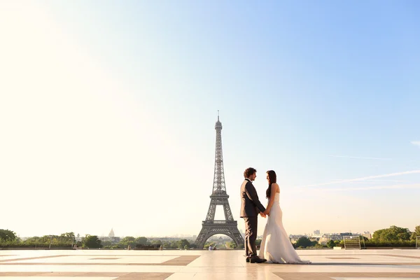 Bride and groom near Eiffel tower — Stock Photo, Image