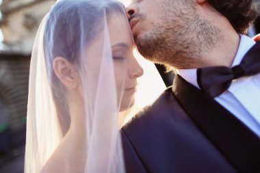 Kadar yakın bir gelin ve damat güneş ışığında