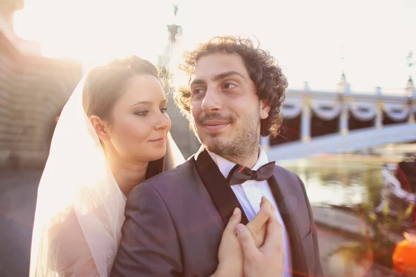 Gros plan d'une mariée et d'un marié au soleil — Photo