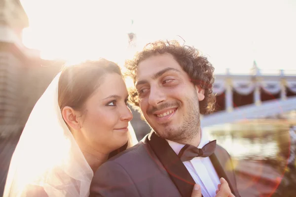 Kadar yakın bir gelin ve damat güneş ışığında — Stok fotoğraf